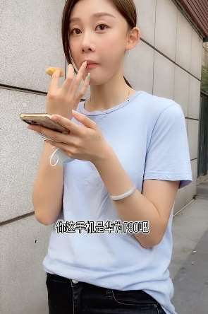 车模张芮尔日常搞笑：学生想买她的华为手机被调侃