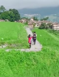 云南一旅游村门票上有条注意事项:不要给村中小孩零食或财物