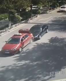 这是一起由路怒引发的追尾事故，路怒是一种病得治！