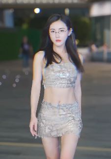 知性美女「一嫣然」性感街拍 网友:谁娶了谁幸福!