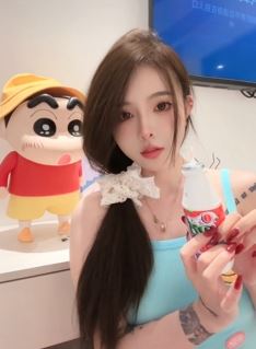 纹身小姐姐「龙崽超厉害」纯欲穿搭分享生活日常 网友：确实好看