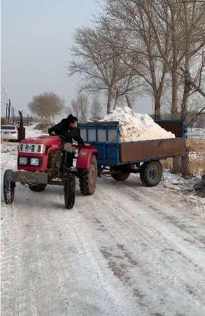 美女拖拉机开的真棒，倒车对她来说是小儿科！