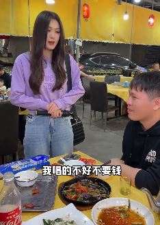 金钰晨现场深情演唱《囚鸟》 食客：唱出心中的故事