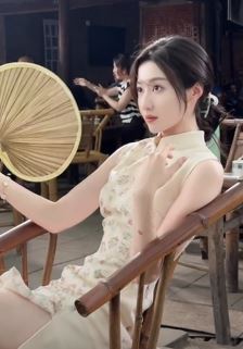 气质小姐姐「小晗同学」穿性感旗袍分享外出游玩vlog 网友:甜美端庄