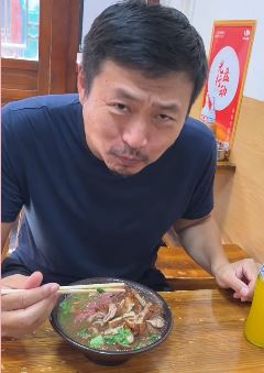 演员战卫华晒吃卤煮vlog 网友：团长，这顿肉我是吃定了！