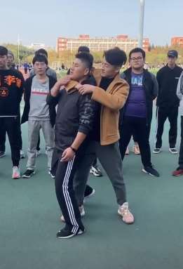 擒拿格斗教学：被人锁喉怎么办？两招轻松化解！