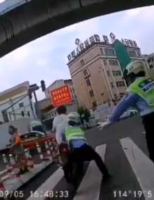 惠州一男子不配合检查强行闯卡拖拽女交警