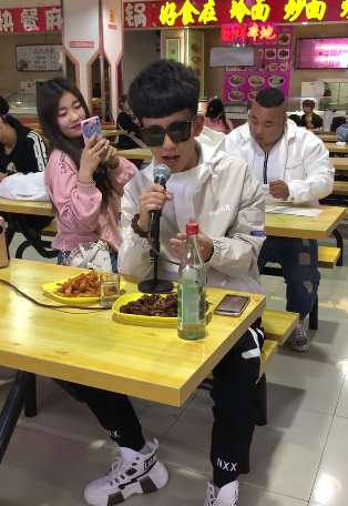 搞笑：小伙《都说》唱的太好听了，旁边的妹子都没心思和男友吃饭了！