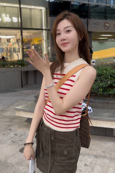 车模「张芮尔」搞笑：在这呢，看到美女了吗！ 网友：果然是有美女