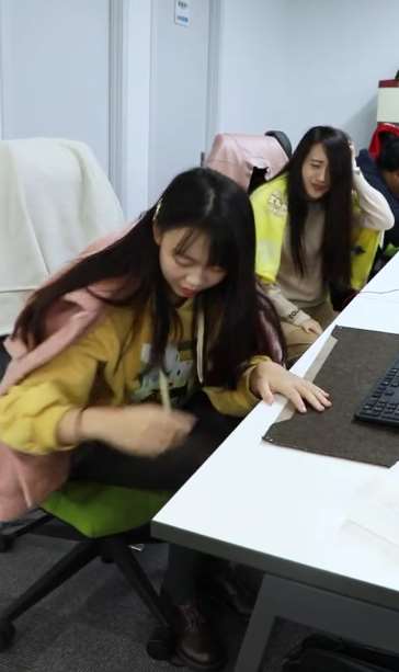 搞笑：美女职场尴尬一幕 这梦也太真实了！