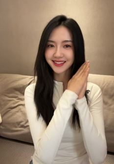 演员许龄月闲来居家浅跳下个路口见手势舞 网友：希望多点作品