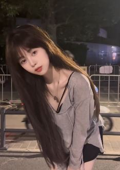 甜美小姐姐「一碗︄」分享夜晚街头随拍 网友:性感与可爱并存