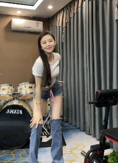 网红美女「曹晓萍」居家跳锁喉律动舞,配文:掐你脖!锁你喉!
