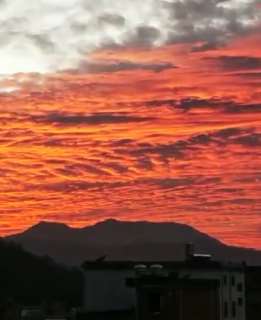 广东和平县出现火烧云，晚霞染红天际宛如油画！