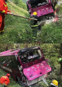 包茂高速一客车与货车发生追尾 客车冲出护栏侧翻造成15人受伤