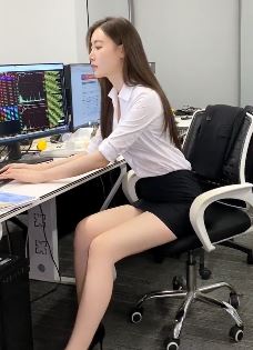 性感美女「敏敏」穿职业装太撩人 网友:肤白貌美大长腿!