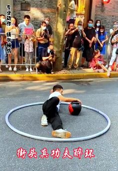 高手在民间！小伙街头表演杂技滚环，动作行云流水！