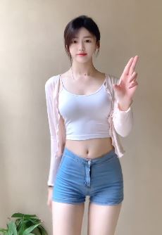 美女主播「毛毛有毒」穿性感牛仔短裤居家浅跳  网友:美的爽心悦目