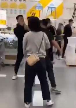 青岛宜家2男子互殴，此为开业以来第4次！