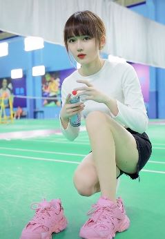 网红美女侃萌挑战用羽毛球打断黄瓜惊呆众网友