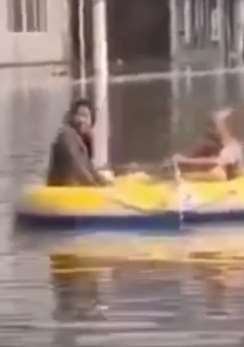 河北保定突降暴雨 有市民划船上街