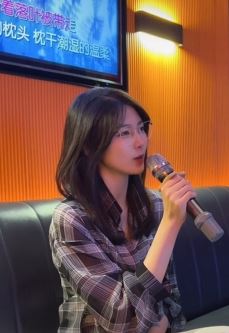 网红小姐姐「司徒皓月」ktv翻唱《不是因为寂寞才想你》，唱的很有感觉！