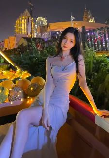 重庆小姐姐「晓雪」穿性感长裙坐船游玩,美丽夜景令人陶醉