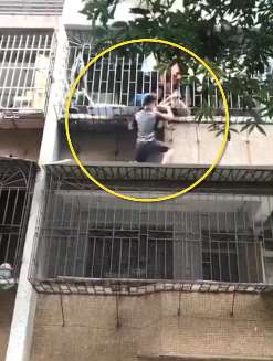 广州一幼童卡3楼防盗网 快递小哥爬墙协助将其救下