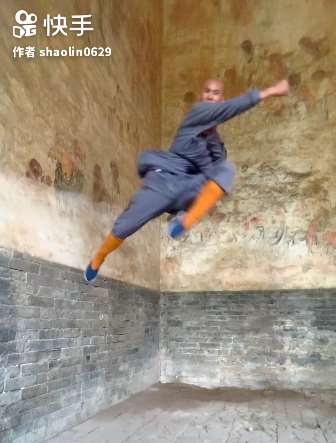 少林武僧表演腿功，真是天下功夫出少林！