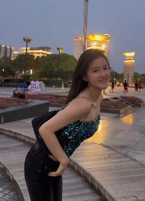 好看小姐姐「小思思」多巴胺女孩穿搭广场跳舞 网友:妩媚灵动,青春靓丽
