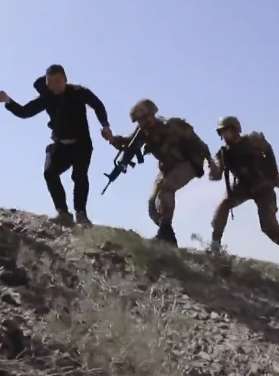 新疆边防战士顶10级大风新疆 风沙打脸上如刀割