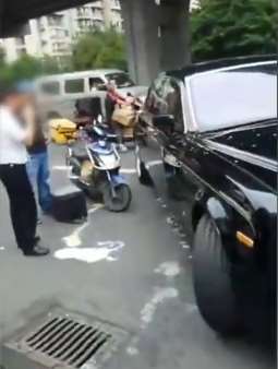 这下摊上大事了！外卖小哥撞上劳斯莱斯，车损上百万!