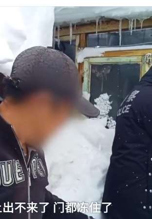 黑龙江暴雪致积雪堵住房门 村民报警求助
