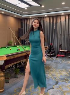 网红小姐姐「曹晓萍」穿开叉美裙打台球,开球的姿势太帅了!