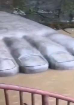 乐山大佛脚趾头被洪水漫过