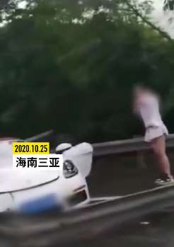 女子开保时捷撞高速护栏车身被插穿，副驾驶乘客被困