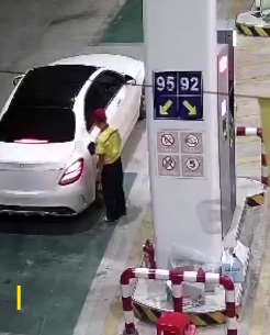 广西玉林一奔驰车加完油就跑 警方调查发现为辆套牌车