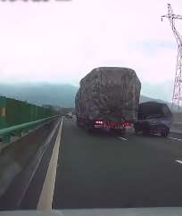 高速上演惊魂一刻，女司机被吓哭