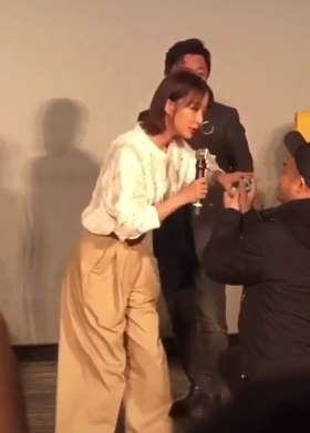 王珞丹被疯狂男粉丝下跪示爱