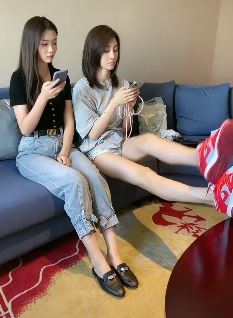 车模李凉凉与张芮尔比腿 不经意一小动作谁腿长
