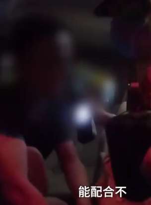 南京一男子酒驾被查 下跪哭着求民警放过