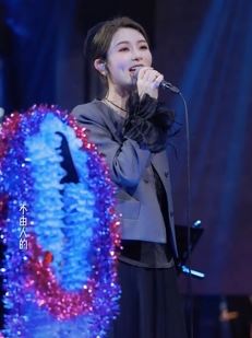 网红小姐姐「小柴柴」女人味穿搭走心翻唱《 开始懂了》 网友:懂比爱更珍贵