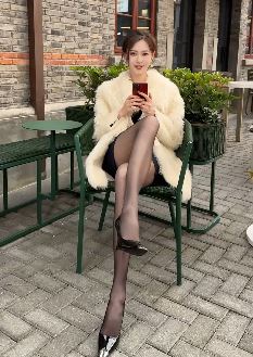 气质小姐姐「小龙鼠」分享性感御姐穿搭 网友:背影就已惊天下,何必转身乱芳华