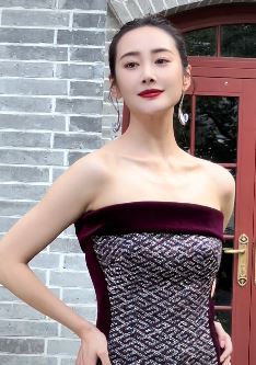 演员李纯抹胸穿搭亮相北京时装周 网友：颜值爆表