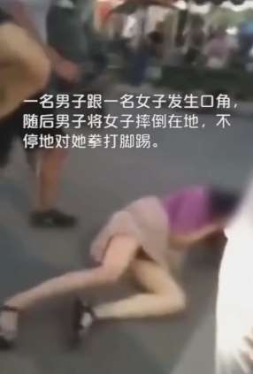 温州一男子当街对女子拳打脚踢，市民报警两人已被警方带走!