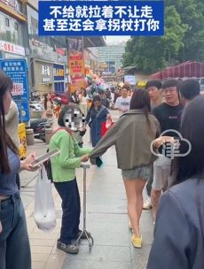 女子吐槽老人街上拉人要钱 不给钱就拉着不让走