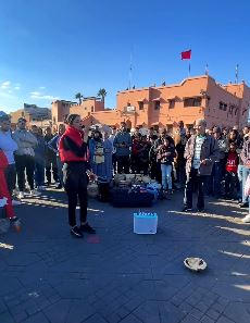 外国小姐姐「iam迪娜」摩洛哥街头演唱歌曲《相见恨晚》引围观