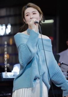 网红歌手「小柴柴」深情翻唱歌曲《值得》,我们的故事爱就爱到值得