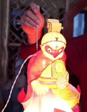 7旬非遗传承老人用小米做无骨彩灯添年味