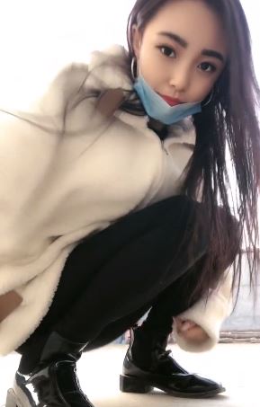 漂亮的小姐姐玩自拍 鞋子真亮眼